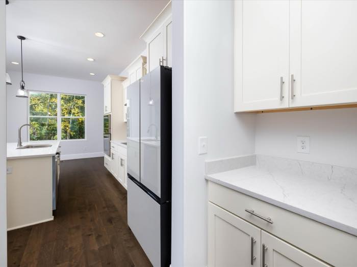 Butler pass-through between kitchen and dining