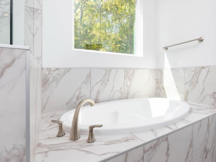 Marble-look surround at the tub deck